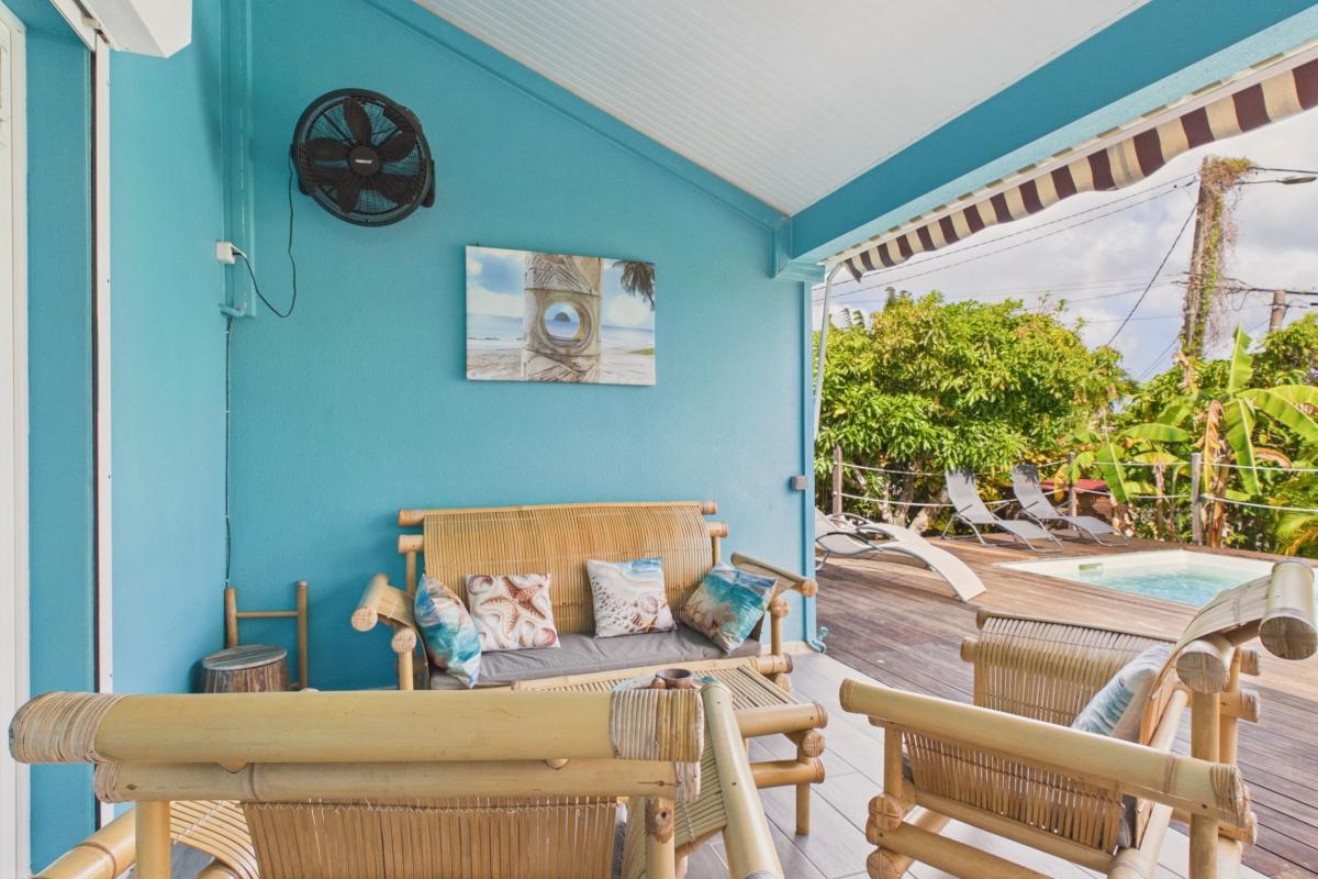 piscine-4 chambres-villa-sainte-luce-8-personnes - salon exterieur 2